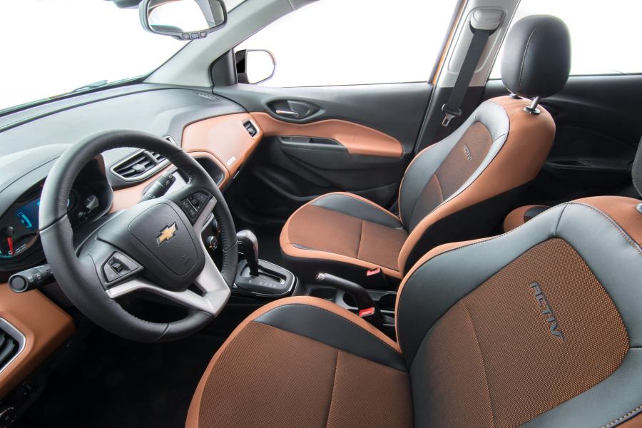 Интерьер Chevrolet Onix Activ 2016 года  (фото 22 из 44)